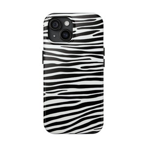 Peut inclure: Coque de téléphone à imprimé zèbre noir et blanc avec une découpe pour l'appareil photo.