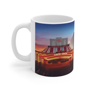 Peut inclure: Mug en céramique blanche avec une image colorée de l'hôtel et casino Circus Circus à Las Vegas, Nevada. L'image montre la tente rayée rouge et blanche emblématique de l'hôtel et les mots "Circus Circus" en lettres rouges.