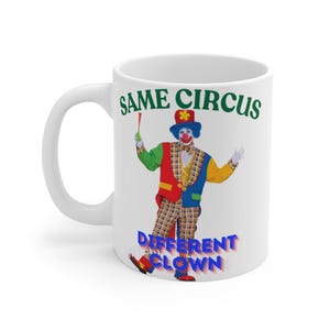 Puede incluir: Taza de cerámica blanca con una ilustración de un payaso colorido y el texto "SAME CIRCUS DIFFERENT CLOWN".
