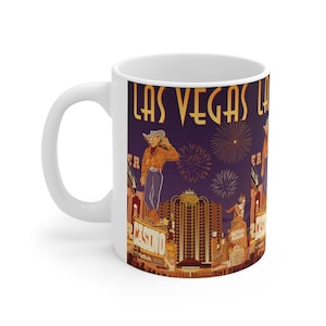 Peut inclure: Une tasse en céramique blanche avec une illustration colorée d'un paysage urbain de Las Vegas la nuit. L'illustration représente des bâtiments, des feux d'artifice et des cowboys. Le texte "LAS VEGAS" est imprimé en lettres dorées sur la tasse.