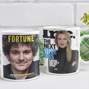 Könnte beinhalten: Zwei weiße Keramikbecher mit aufgedruckten Zeitschriften-Covern. Der Becher links zeigt ein Foto eines Mannes mit dem Text "FORTUNE" und "THE NEXT WARREN BUFFETT?" Der Becher rechts zeigt ein Foto einer Frau mit dem Text "Inc." und "THE NEXT STEVE JOBS".