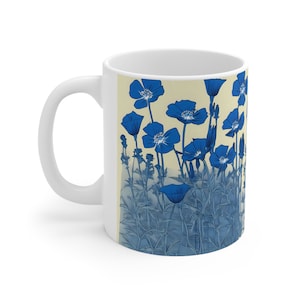 Peut inclure: Une tasse en céramique blanche avec un motif floral bleu. Les fleurs sont stylisées et ont un fond bleu clair.