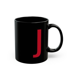 Peut inclure: Mug en céramique noire avec une lettre "J" rouge imprimée sur le devant.