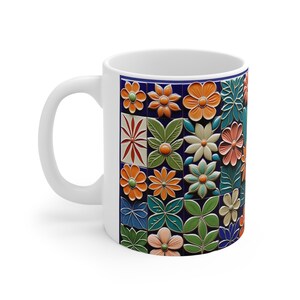 Könnte beinhalten: Weiße Keramiktasse mit einem bunten Blumenmuster. Das Design zeigt eine Vielzahl von Blumen in Orange-, Gelb-, Grün- und Blautönen, die in einem Fliesenmuster auf einem dunkelblauen Hintergrund angeordnet sind.