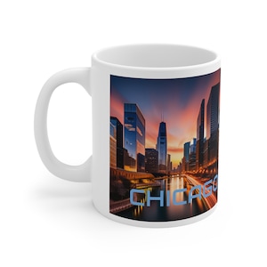 Könnte beinhalten: Weiße Keramiktasse mit einem farbenfrohen Bild der Skyline von Chicago bei Sonnenuntergang. Der Text "CHICAGO" ist in Blau am Boden der Tasse aufgedruckt.