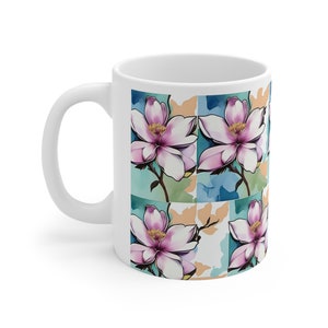 Könnte beinhalten: Weiße Keramiktasse mit einem sich wiederholenden Muster aus rosa und weißen Blumen mit blauen und grünen Akzenten.