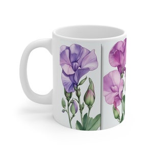 Puede incluir: Taza de cerámica blanca con un diseño floral. El diseño presenta flores moradas y rosas con hojas verdes sobre un fondo blanco.