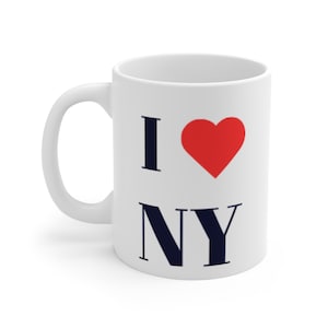 Può includere: Tazza in ceramica bianca con un cuore rosso e il testo "I love NY" in blu scuro.