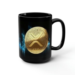 Könnte beinhalten: Schwarze Keramiktasse mit einem Design aus einer goldenen XRP-Kryptowährungsmünze. Die Münze ist von einem blauen und schwarzen digitalen Muster umgeben.