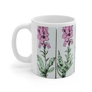 Peut inclure: Une tasse en céramique blanche avec un motif floral. Le motif représente des fleurs roses avec des feuilles vertes sur un fond bleu clair.