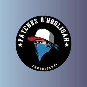 Puede incluir: Logotipo circular con una persona que lleva una gorra de béisbol blanca y gris con visera roja y una bandana azul. El texto "PATCHES O'HOOLIGAN" está arqueado en la parte superior, con "EMBROIDERY" en la parte inferior. Fondo negro.