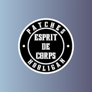 Puede incluir: Pegatina redonda en blanco y negro con el texto "Patches Esprit De Corps Hooligan" en un círculo.