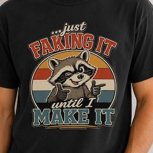 Grappig T-shirt met wasbeer, T-shirt met de tekst "Just Faking It Until I Make It", Motiverend T-shirt met graphic print, Retro T-shirt in comfortabele kleuren, Cadeau