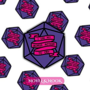 Peut inclure: Motif répété de dés D20 violets et noirs avec le texte "I USE MY BONUS ACTION TO CRY" sur des bannières roses. Les dés sont sur fond blanc. Le logo Novel & Nook est en bas.
