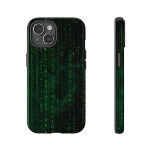 Op de afbeelding: Een zwarte telefoonhoes met een groen matrix-patroon van 0's en 1's. De hoes heeft een uitsparing voor de camera.