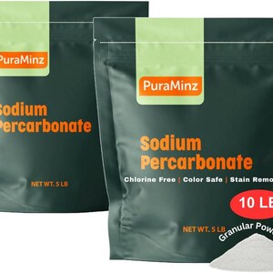Op de afbeelding: Twee donkergroene zakken "Natriumpercarbonaat" korrelpoeder, een chloorvrije, kleurbestendige vlekverwijderaar. E&eacute;n zak is gemarkeerd met "NET WT. 5 LB", de andere met "10 LB". De merknaam "PuraMinz" is zichtbaar.