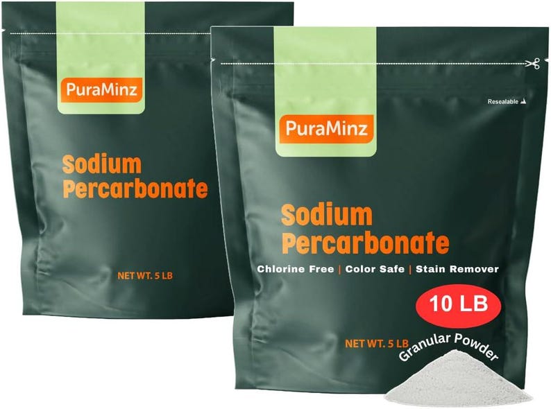 Op de afbeelding: Twee donkergroene zakken "Natriumpercarbonaat" korrelpoeder, een chloorvrije, kleurbestendige vlekverwijderaar. E&eacute;n zak is gemarkeerd met "NET WT. 5 LB", de andere met "10 LB". De merknaam "PuraMinz" is zichtbaar.