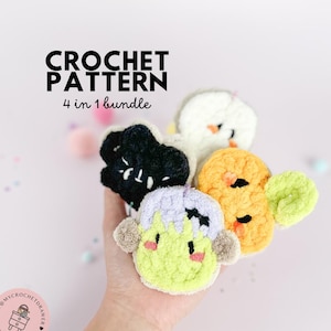 Puede incluir: Una mano sostiene cuatro personajes de Halloween de ganchillo: un murciélago negro, un fantasma blanco, una calabaza naranja y un monstruo de Frankenstein verde. El texto "CROCHET PATTERN 4 in 1 bundle" está en la parte superior.