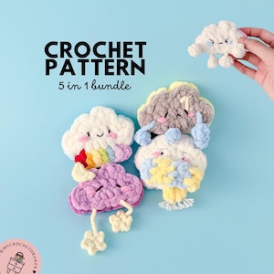 Może przedstawiać: Kolekcja pięciu ręcznie robionych wzorów chmur z szydełka w różnych kolorach, w tym białym, szarym, żółtym i fioletowym. Każda chmura ma unikalny design, niektóre z tęczowymi akcentami i wiszącymi ozdobami w kształcie gwiazd. Wyświetlany jest tekst "CROCHET PATTERN 5 in 1 bundle".