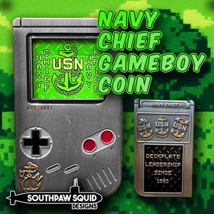 Op de afbeelding: Een zilverkleurige Navy Chief Gameboy-munt met een groen scherm met een USN-ankerontwerp. De munt heeft rode knoppen en de tekst "NAVY CHIEF GAMEBOY COIN". De onderkant van de munt luidt "SOUTHPAW SQUID DESIGNS".