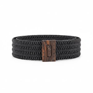 Pode incluir: Um cinto preto tecido com uma fivela retangular de madeira. A fivela &eacute; de cor castanho escuro e &eacute; presa ao cinto com pequenos rebites redondos prateados. O cinto &eacute; feito de um material espesso e texturizado.