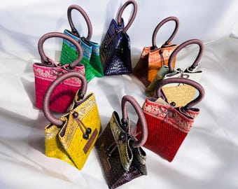 Vintage Charm Compact Top Handle Thai Straw Krajood Bag with Silk border and woven bead overlapping closure. Evening purse. Dressy Purse.