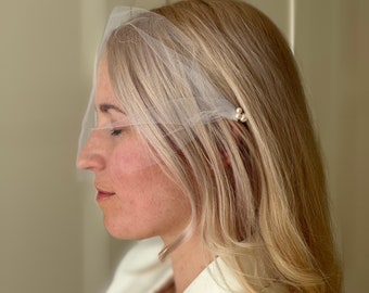 Soft Tulle Bridal Veil: Short White Wedding Veil with Pearl Pins