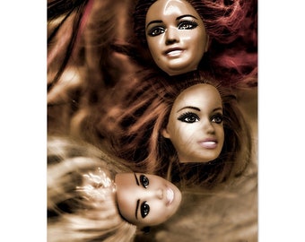 Póster de papel mate con cabezas de muñecas flotantes