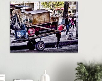 Trabajador callejero colombiano tirando del carro