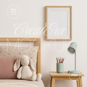 Maqueta de marco de madera vertical para habitación infantil con juguetes, maqueta de póster infantil con tapete (A4/A3), maqueta de obra de arte enmarcada, plantilla de arte mural PSD