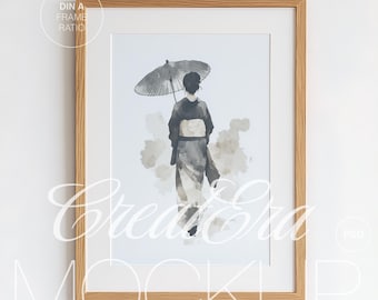 Può includere: Una stampa artistica incorniciata con un'illustrazione ad acquerello di una persona in kimono con un ombrello. L'opera è principalmente nei toni del grigio e del nero, con una cornice in legno marrone chiaro.