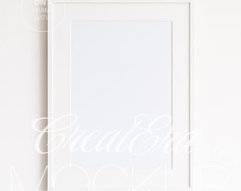 Può includere: Una cornice rettangolare bianca con un passe-partout bianco. La cornice è su uno sfondo bianco. Le parole "DIN A FRAME RATIO" e "Create Era MOCKUP" sono nell'immagine.
