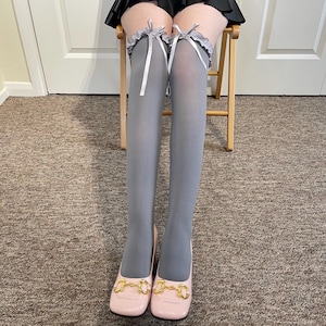Enviado desde Inglaterra - Calcetines grises hasta la rodilla con parte superior de satén con volantes y lazo de satén fino - Medias con lazo - Medias altas hasta el muslo Kawaii - Erizo volador