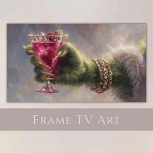 Puede incluir: Una pintura caprichosa representa una mano verde y peluda con largas y afiladas garras sosteniendo un cóctel rosa en una copa. El vaso tiene un borde dorado y está cubierto con hielo y bayas. Una pulsera con estampado de leopardo adorna la muñeca. El texto "FRAME TV ART" está en la parte inferior.