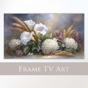 Könnte beinhalten: Ein Blumenstillleben-Gemälde mit weißen Calla-Lilien, Hortensien und Weizenähren. Das Kunstwerk hat einen weichen, malerischen Stil mit einer gedämpften Farbpalette aus Weiß, Grün, Lila und Beige. Der Text "FRAME TV ART" befindet sich unten.