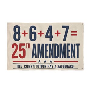 以下が含まれることがあります： ベージュ色のバナーに、紺色と赤色で「8+6+4+7= 25TH AMENDMENT」と書かれています。下には「THE CONSTITUTION HAS A SAFEGUARD」と書かれています。デザインには3つの星と水平な赤い線が含まれています。