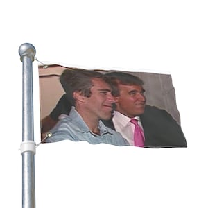 Bandera de doble cara con la imagen de Epstein y Trump juntos, disponible en varios tamaños.