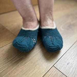 Calzini blu lavorati a mano e pantofole