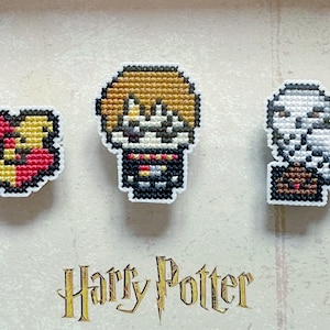 Peut inclure: Trois patchs brodés sur le thème d'Harry Potter. Le premier patch est un blason de Poudlard rouge et or. Le deuxième patch est une image pixélisée d'Harry Potter. Le troisième patch est une chouette blanche avec un perchoir brun.
