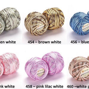 Puede incluir: Seis ovillos de hilo de bordar Yarn Art en varias combinaciones de colores. Los colores incluyen verde y blanco, marr&oacute;n y blanco, azul y azul marino, rosa y blanco, lila rosa y blanco, y blanco melocot&oacute;n y marr&oacute;n.