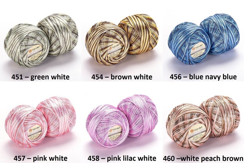 Puede incluir: Seis ovillos de hilo de bordar Yarn Art en varias combinaciones de colores. Los colores incluyen verde y blanco, marr&oacute;n y blanco, azul y azul marino, rosa y blanco, lila rosa y blanco, y blanco melocot&oacute;n y marr&oacute;n.