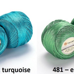 Puede incluir: Dos carretes de hilo Yarn Art Tulip, uno en turquesa claro y otro en verde esmeralda. Los carretes est&aacute;n etiquetados con el nombre de la marca "Yarn Art" y el tipo de hilo "Tulip".