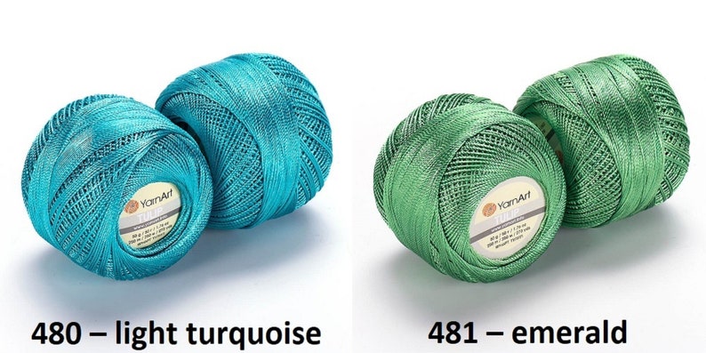 Puede incluir: Dos carretes de hilo Yarn Art Tulip, uno en turquesa claro y otro en verde esmeralda. Los carretes est&aacute;n etiquetados con el nombre de la marca "Yarn Art" y el tipo de hilo "Tulip".
