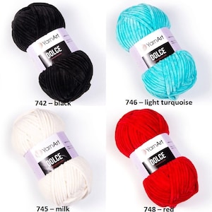 Puede incluir: Ocho ovillos de hilo en diferentes colores, incluyendo blanco, negro, turquesa claro, beige, lila, leche, rojo y azul claro. Cada ovillo tiene una etiqueta que dice "YarnArt DOLCE".