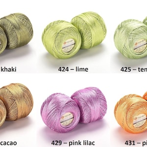 Puede incluir: Seis ovillos de hilo de bordar en varios colores, incluyendo caqui, lima, menta suave, cacao, lila rosa y &aacute;rbol rosa. Cada ovillo est&aacute; etiquetado con el nombre y el n&uacute;mero del color.