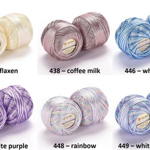 Puede incluir: Seis ovillos de hilo en varios colores, incluyendo blanco, azul, morado y arco&iacute;ris. Cada ovillo est&aacute; etiquetado con un n&uacute;mero y un nombre de color, como "437 - lino" y "448 - arco&iacute;ris".