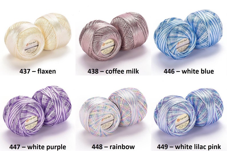 Puede incluir: Seis ovillos de hilo en varios colores, incluyendo blanco, azul, morado y arco&iacute;ris. Cada ovillo est&aacute; etiquetado con un n&uacute;mero y un nombre de color, como "437 - lino" y "448 - arco&iacute;ris".
