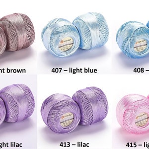 Puede incluir: Seis madejas de hilo de bordar en varios colores, incluyendo marr&oacute;n claro, azul claro, azul, lila claro, lila y rosa claro. Cada madeja est&aacute; etiquetada con el nombre y el n&uacute;mero del color.