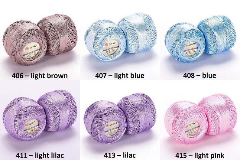 Puede incluir: Seis madejas de hilo de bordar en varios colores, incluyendo marr&oacute;n claro, azul claro, azul, lila claro, lila y rosa claro. Cada madeja est&aacute; etiquetada con el nombre y el n&uacute;mero del color.