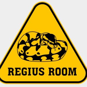 K&ouml;nnte beinhalten: Ein gelbes Warnschild mit schwarzem Rand und einer darin eingerollten schwarzen Schlange. Das Schild tr&auml;gt die Aufschrift "REGIUS ROOM".